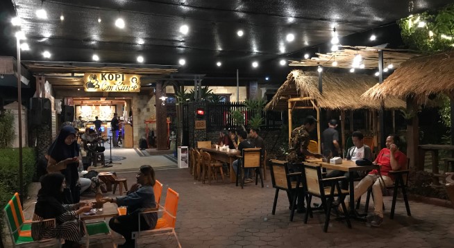 Kopi Om Kim, 1. Sun Osing Beach, 2. Osing Deles Cafe & Resto, 3. Dragon Cafe, 4. Java Sunrise Cafe, 5. Conato Cafe Bakery, 6. Kemunir Kopi, 7. Kedai S.O ( Sogok Ontong Kopi), 8. kopi jotos, 9. Albirru Coffee and Eatery, 10. D’cinnamon Coffee Shop, 11. La Costa Cafe and Restaurant, 12. Palm Sugar Cafe, 13. Kedai Kopi Handy, 14. Steven Coffee, 15. Kopi Om Kim, 16. Talk Kopi Banyuwangi, 17. Sweets Dessert, 18. Metronome Coffee Banyuwangi, 19. Indische 1931 Banyuwangi, 20. Osmu Cafe, 21. Dominance Coffee, 22. Omah Majapahit Cafe & Resto, 23. Kedai Galengan, 24. Moxie Coffee and Eatery, 25. Janji Jiwa & Jiwa Toast Ruko Ahamd Banyuwangi, 26. D&A Cafe, 27. Waroeng Tjengkaroek, 28. Three B Villa and Resto