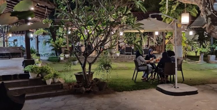Kopi Keboen Klaten, 1. Wedang Kopi Prambanan, 2. PLAWANGAN, 3. Linchak Coffee n Resto, 4. Kopi Keboen Klaten, 5. Sinaran Coffee Klaten, 6. Omah Mojok Klaten, 7. Garasi Kopi Klaten, 8. Peridot Coffee and Eatery, 9. Miss Philo Bakery & Cafe, 10. Nggone Mbahmu, 11. KOPI STORY KLATEN, 12. EONIA HOUSE & EATERY, 13. Ningratan kopi Klaten, 14. Tentang Kopi Sahabat, 15. KENEWAY Angkringan & Coffeeshop, 16. OIA Klaten, 17. KOPINGGIRJALAN by star group, 18. Go Drink Klaten, 19. Sebelas Coffee Crafter Klaten, 20. Pondok Daun Cafe, 21. Green Garden Cafe & Resto, 22. Calvary, 23. Brix Coffee & Kitchen, 24. SEMEDULUR COFFEE KLATEN, 26. Gendhis Wangi Resto & Cafe, 27. Cold ‘N Brew Klaten, 28. PRanS Cafe’, 29. Wolulas Café, 30. Kla10 Cafe & Billiard, 31. Omah Wedang Empon Empon Rajaku, 32. HOLIC coffee&kitchen, 33. KOPIGATI Klaten, 34. Pitados Bistro & Gelato, 35. The gade corner, 36. Djampi Jawi, 37. Sawahita Coffee & Share, 38. 28 Coffee Klaten, 39. Kafeine Coffee, 40. JADEN Casual Dining, 41. Awor Coffee Klaten, 42. SATURA COFFEE, 43. Sempulur Coffee, 44. Cat Women Cafe (Tutup), 45. Little Bali Klaten (Tutup), 46. Calya Coffee and Eatery (Tutup), 47. NYAWIJI Coffee & Space (Tutup), 48. Warjo Waroeng Jono (Tutup), 49. O lala Cafe (Tutup)