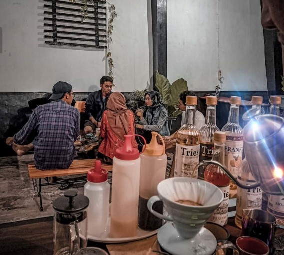 Kopi tanjakan, 1. Pondok makan tebing grenjengan, 2. Angkringan Sopo Ngiro Wonogiri, 3. Jolly Bakery & Coffee Shop, 4. Kopi Joss Wonogiri, 5. Sunny Story Wonogiri, 6. Wedangan MAS, 7. KEDAI KOPI TOEJOE TOEJOE, 8. COZY COFFEE & RESTO, 9. Sasino Coffee, 10. Angkringan griyo aji somo Wonogiri, 11. Soto Pinglan, 12. Filosofi Teh, 13. Kopi tanjakan, 14. Javaholic Coffee Corner, 15. Staraja Coffee, 16. Youth Cafe Corner, 17. COFFEE BREAK SLOGOHIMO, 18. Bubbletime Coffee&Resto, 19. 1⁰5 Coffee, 20. Dylan cafe, 21. Mabes Es Teh Sijum, 22. Amerta Cafe Wonogiri, 23. Saphire Cafe and Resto