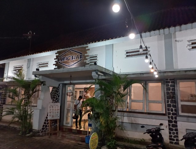 Linchak Coffee n Resto Maruhal Mangasi, 1. Wedang Kopi Prambanan, 2. PLAWANGAN, 3. Linchak Coffee n Resto, 4. Kopi Keboen Klaten, 5. Sinaran Coffee Klaten, 6. Omah Mojok Klaten, 7. Garasi Kopi Klaten, 8. Peridot Coffee and Eatery, 9. Miss Philo Bakery & Cafe, 10. Nggone Mbahmu, 11. KOPI STORY KLATEN, 12. EONIA HOUSE & EATERY, 13. Ningratan kopi Klaten, 14. Tentang Kopi Sahabat, 15. KENEWAY Angkringan & Coffeeshop, 16. OIA Klaten, 17. KOPINGGIRJALAN by star group, 18. Go Drink Klaten, 19. Sebelas Coffee Crafter Klaten, 20. Pondok Daun Cafe, 21. Green Garden Cafe & Resto, 22. Calvary, 23. Brix Coffee & Kitchen, 24. SEMEDULUR COFFEE KLATEN, 26. Gendhis Wangi Resto & Cafe, 27. Cold ‘N Brew Klaten, 28. PRanS Cafe’, 29. Wolulas Café, 30. Kla10 Cafe & Billiard, 31. Omah Wedang Empon Empon Rajaku, 32. HOLIC coffee&kitchen, 33. KOPIGATI Klaten, 34. Pitados Bistro & Gelato, 35. The gade corner, 36. Djampi Jawi, 37. Sawahita Coffee & Share, 38. 28 Coffee Klaten, 39. Kafeine Coffee, 40. JADEN Casual Dining, 41. Awor Coffee Klaten, 42. SATURA COFFEE, 43. Sempulur Coffee, 44. Cat Women Cafe (Tutup), 45. Little Bali Klaten (Tutup), 46. Calya Coffee and Eatery (Tutup), 47. NYAWIJI Coffee & Space (Tutup), 48. Warjo Waroeng Jono (Tutup), 49. O lala Cafe (Tutup)