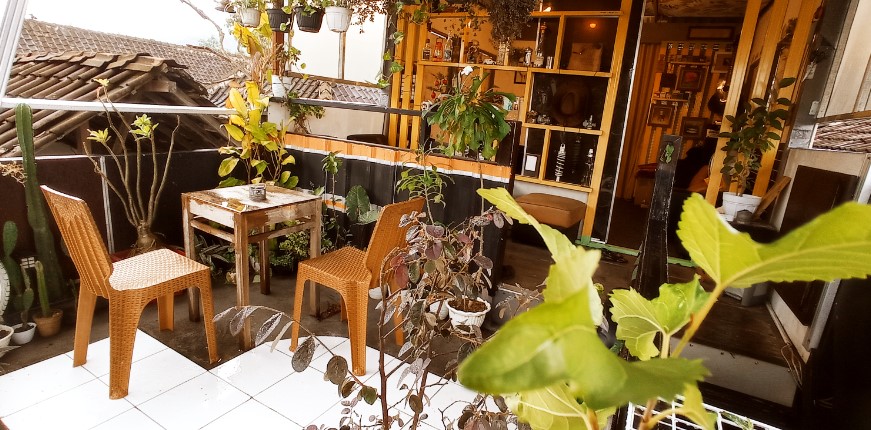 Mabes Es Teh Sijum, 1. Pondok makan tebing grenjengan, 2. Angkringan Sopo Ngiro Wonogiri, 3. Jolly Bakery & Coffee Shop, 4. Kopi Joss Wonogiri, 5. Sunny Story Wonogiri, 6. Wedangan MAS, 7. KEDAI KOPI TOEJOE TOEJOE, 8. COZY COFFEE & RESTO, 9. Sasino Coffee, 10. Angkringan griyo aji somo Wonogiri, 11. Soto Pinglan, 12. Filosofi Teh, 13. Kopi tanjakan, 14. Javaholic Coffee Corner, 15. Staraja Coffee, 16. Youth Cafe Corner, 17. COFFEE BREAK SLOGOHIMO, 18. Bubbletime Coffee&Resto, 19. 1⁰5 Coffee, 20. Dylan cafe, 21. Mabes Es Teh Sijum, 22. Amerta Cafe Wonogiri, 23. Saphire Cafe and Resto