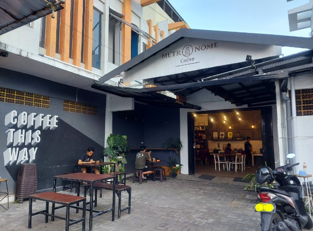 Metronome Coffee Banyuwangi Agil Jaya, 1. Sun Osing Beach, 2. Osing Deles Cafe & Resto, 3. Dragon Cafe, 4. Java Sunrise Cafe, 5. Conato Cafe Bakery, 6. Kemunir Kopi, 7. Kedai S.O ( Sogok Ontong Kopi), 8. kopi jotos, 9. Albirru Coffee and Eatery, 10. D’cinnamon Coffee Shop, 11. La Costa Cafe and Restaurant, 12. Palm Sugar Cafe, 13. Kedai Kopi Handy, 14. Steven Coffee, 15. Kopi Om Kim, 16. Talk Kopi Banyuwangi, 17. Sweets Dessert, 18. Metronome Coffee Banyuwangi, 19. Indische 1931 Banyuwangi, 20. Osmu Cafe, 21. Dominance Coffee, 22. Omah Majapahit Cafe & Resto, 23. Kedai Galengan, 24. Moxie Coffee and Eatery, 25. Janji Jiwa & Jiwa Toast Ruko Ahamd Banyuwangi, 26. D&A Cafe, 27. Waroeng Tjengkaroek, 28. Three B Villa and Resto
