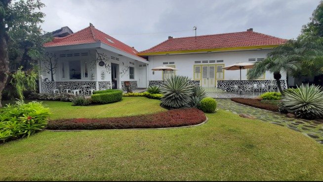 Nggone Mbahmu Nr Shinta, 1. Wedang Kopi Prambanan, 2. PLAWANGAN, 3. Linchak Coffee n Resto, 4. Kopi Keboen Klaten, 5. Sinaran Coffee Klaten, 6. Omah Mojok Klaten, 7. Garasi Kopi Klaten, 8. Peridot Coffee and Eatery, 9. Miss Philo Bakery & Cafe, 10. Nggone Mbahmu, 11. KOPI STORY KLATEN, 12. EONIA HOUSE & EATERY, 13. Ningratan kopi Klaten, 14. Tentang Kopi Sahabat, 15. KENEWAY Angkringan & Coffeeshop, 16. OIA Klaten, 17. KOPINGGIRJALAN by star group, 18. Go Drink Klaten, 19. Sebelas Coffee Crafter Klaten, 20. Pondok Daun Cafe, 21. Green Garden Cafe & Resto, 22. Calvary, 23. Brix Coffee & Kitchen, 24. SEMEDULUR COFFEE KLATEN, 26. Gendhis Wangi Resto & Cafe, 27. Cold ‘N Brew Klaten, 28. PRanS Cafe’, 29. Wolulas Café, 30. Kla10 Cafe & Billiard, 31. Omah Wedang Empon Empon Rajaku, 32. HOLIC coffee&kitchen, 33. KOPIGATI Klaten, 34. Pitados Bistro & Gelato, 35. The gade corner, 36. Djampi Jawi, 37. Sawahita Coffee & Share, 38. 28 Coffee Klaten, 39. Kafeine Coffee, 40. JADEN Casual Dining, 41. Awor Coffee Klaten, 42. SATURA COFFEE, 43. Sempulur Coffee, 44. Cat Women Cafe (Tutup), 45. Little Bali Klaten (Tutup), 46. Calya Coffee and Eatery (Tutup), 47. NYAWIJI Coffee & Space (Tutup), 48. Warjo Waroeng Jono (Tutup), 49. O lala Cafe (Tutup)