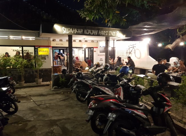 1. Kalih Coffee Tea and Spaces Tegal, 2. Njajan.co Tegal, 3. Uncle coffee and resto, 4. Waroeng Sadewa, 5. Coffee Shop Tradisine Ngopi, 6. Nakula Cafe, 7. Papa brew, 8. MAJU CAFE (SUJOE CAFE) Susu sapi maju, 9. Kano point Cafe, 10. My Story Cafe Bistro &amp; Social House, 11. The Secret, 12. Boss’A Cafe, 13. WIJIKOPI, 14. KEDAI OMMAMET, 15. Bento Kopi Tegal, 16. Nazuwa coffee, 17. Sepenggal cerita, 18. Clavicula coffee and idea, 19. Tempat Peraduan, 20. Cafe keboen, 21. D’FORTUNE Cafe Bistro, 22. Maju Milk Centre (MMC), 23. Black And White Food Court &amp; Cafe, 24. Pesona Coffee Tegal, 25. QMilk Cafe, 26. Kilometer Cafe, 27. S Cafe, 28. Dontea Tegal, 29. Kedai Coffee Inn, 30. Yotee Coffee, 31. North Beach Cafe Tegal, 32. Holy Bowl, 33. Luang Waktu Coffee, 34. Kedai Debong, 35. Minapadi Coffee and Space, 36. Cafe Q Nyot, 37. Cafe yaul (Tutup), 38. Parsley Cafe And Bistro (Tutup), 39. Jasel bee Korean food and cafe (Tutup), 40. Teh Jawa Cafe (Tutup)