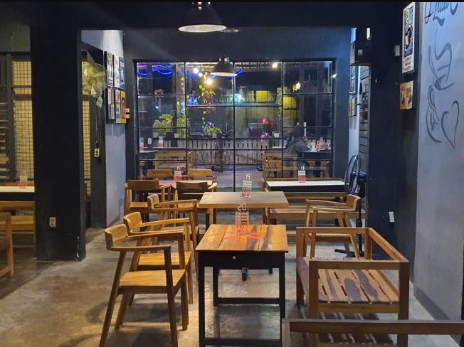 O lala cafe, 1. Wedang Kopi Prambanan, 2. PLAWANGAN, 3. Linchak Coffee n Resto, 4. Kopi Keboen Klaten, 5. Sinaran Coffee Klaten, 6. Omah Mojok Klaten, 7. Garasi Kopi Klaten, 8. Peridot Coffee and Eatery, 9. Miss Philo Bakery & Cafe, 10. Nggone Mbahmu, 11. KOPI STORY KLATEN, 12. EONIA HOUSE & EATERY, 13. Ningratan kopi Klaten, 14. Tentang Kopi Sahabat, 15. KENEWAY Angkringan & Coffeeshop, 16. OIA Klaten, 17. KOPINGGIRJALAN by star group, 18. Go Drink Klaten, 19. Sebelas Coffee Crafter Klaten, 20. Pondok Daun Cafe, 21. Green Garden Cafe & Resto, 22. Calvary, 23. Brix Coffee & Kitchen, 24. SEMEDULUR COFFEE KLATEN, 26. Gendhis Wangi Resto & Cafe, 27. Cold ‘N Brew Klaten, 28. PRanS Cafe’, 29. Wolulas Café, 30. Kla10 Cafe & Billiard, 31. Omah Wedang Empon Empon Rajaku, 32. HOLIC coffee&kitchen, 33. KOPIGATI Klaten, 34. Pitados Bistro & Gelato, 35. The gade corner, 36. Djampi Jawi, 37. Sawahita Coffee & Share, 38. 28 Coffee Klaten, 39. Kafeine Coffee, 40. JADEN Casual Dining, 41. Awor Coffee Klaten, 42. SATURA COFFEE, 43. Sempulur Coffee, 44. Cat Women Cafe (Tutup), 45. Little Bali Klaten (Tutup), 46. Calya Coffee and Eatery (Tutup), 47. NYAWIJI Coffee & Space (Tutup), 48. Warjo Waroeng Jono (Tutup), 49. O lala Cafe (Tutup)