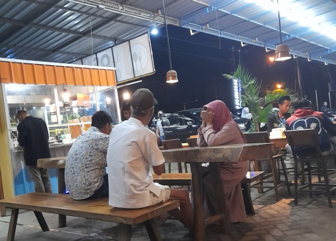 OSMU Cafe Lia, 1. Sun Osing Beach, 2. Osing Deles Cafe & Resto, 3. Dragon Cafe, 4. Java Sunrise Cafe, 5. Conato Cafe Bakery, 6. Kemunir Kopi, 7. Kedai S.O ( Sogok Ontong Kopi), 8. kopi jotos, 9. Albirru Coffee and Eatery, 10. D’cinnamon Coffee Shop, 11. La Costa Cafe and Restaurant, 12. Palm Sugar Cafe, 13. Kedai Kopi Handy, 14. Steven Coffee, 15. Kopi Om Kim, 16. Talk Kopi Banyuwangi, 17. Sweets Dessert, 18. Metronome Coffee Banyuwangi, 19. Indische 1931 Banyuwangi, 20. Osmu Cafe, 21. Dominance Coffee, 22. Omah Majapahit Cafe & Resto, 23. Kedai Galengan, 24. Moxie Coffee and Eatery, 25. Janji Jiwa & Jiwa Toast Ruko Ahamd Banyuwangi, 26. D&A Cafe, 27. Waroeng Tjengkaroek, 28. Three B Villa and Resto