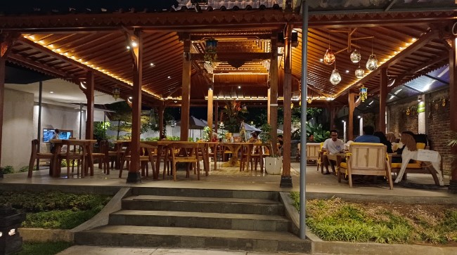 Omah Majapahit Cafe & Resto fendi tambunan, 1. Sun Osing Beach, 2. Osing Deles Cafe & Resto, 3. Dragon Cafe, 4. Java Sunrise Cafe, 5. Conato Cafe Bakery, 6. Kemunir Kopi, 7. Kedai S.O ( Sogok Ontong Kopi), 8. kopi jotos, 9. Albirru Coffee and Eatery, 10. D’cinnamon Coffee Shop, 11. La Costa Cafe and Restaurant, 12. Palm Sugar Cafe, 13. Kedai Kopi Handy, 14. Steven Coffee, 15. Kopi Om Kim, 16. Talk Kopi Banyuwangi, 17. Sweets Dessert, 18. Metronome Coffee Banyuwangi, 19. Indische 1931 Banyuwangi, 20. Osmu Cafe, 21. Dominance Coffee, 22. Omah Majapahit Cafe & Resto, 23. Kedai Galengan, 24. Moxie Coffee and Eatery, 25. Janji Jiwa & Jiwa Toast Ruko Ahamd Banyuwangi, 26. D&A Cafe, 27. Waroeng Tjengkaroek, 28. Three B Villa and Resto