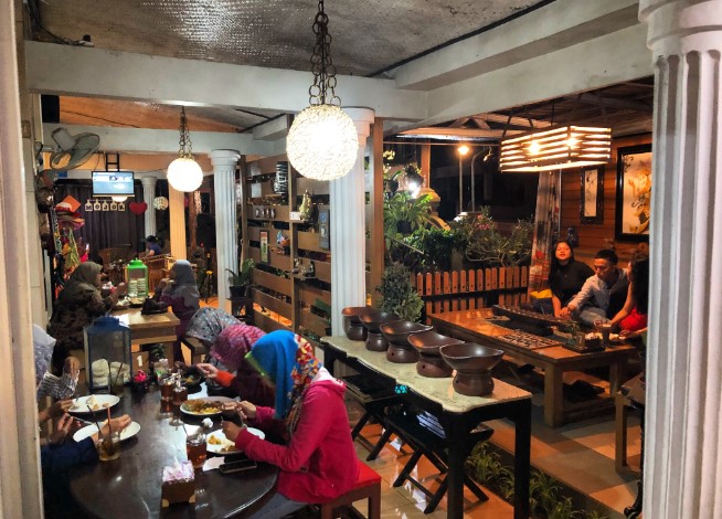 Omah Mojok Klaten, 1. Wedang Kopi Prambanan, 2. PLAWANGAN, 3. Linchak Coffee n Resto, 4. Kopi Keboen Klaten, 5. Sinaran Coffee Klaten, 6. Omah Mojok Klaten, 7. Garasi Kopi Klaten, 8. Peridot Coffee and Eatery, 9. Miss Philo Bakery & Cafe, 10. Nggone Mbahmu, 11. KOPI STORY KLATEN, 12. EONIA HOUSE & EATERY, 13. Ningratan kopi Klaten, 14. Tentang Kopi Sahabat, 15. KENEWAY Angkringan & Coffeeshop, 16. OIA Klaten, 17. KOPINGGIRJALAN by star group, 18. Go Drink Klaten, 19. Sebelas Coffee Crafter Klaten, 20. Pondok Daun Cafe, 21. Green Garden Cafe & Resto, 22. Calvary, 23. Brix Coffee & Kitchen, 24. SEMEDULUR COFFEE KLATEN, 26. Gendhis Wangi Resto & Cafe, 27. Cold ‘N Brew Klaten, 28. PRanS Cafe’, 29. Wolulas Café, 30. Kla10 Cafe & Billiard, 31. Omah Wedang Empon Empon Rajaku, 32. HOLIC coffee&kitchen, 33. KOPIGATI Klaten, 34. Pitados Bistro & Gelato, 35. The gade corner, 36. Djampi Jawi, 37. Sawahita Coffee & Share, 38. 28 Coffee Klaten, 39. Kafeine Coffee, 40. JADEN Casual Dining, 41. Awor Coffee Klaten, 42. SATURA COFFEE, 43. Sempulur Coffee, 44. Cat Women Cafe (Tutup), 45. Little Bali Klaten (Tutup), 46. Calya Coffee and Eatery (Tutup), 47. NYAWIJI Coffee & Space (Tutup), 48. Warjo Waroeng Jono (Tutup), 49. O lala Cafe (Tutup)