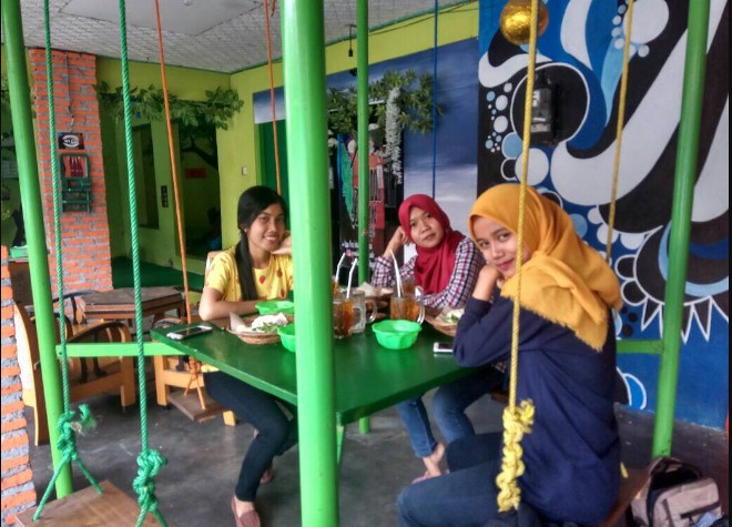 Pondok Daun Cafe Jane Christia, 1. Wedang Kopi Prambanan, 2. PLAWANGAN, 3. Linchak Coffee n Resto, 4. Kopi Keboen Klaten, 5. Sinaran Coffee Klaten, 6. Omah Mojok Klaten, 7. Garasi Kopi Klaten, 8. Peridot Coffee and Eatery, 9. Miss Philo Bakery & Cafe, 10. Nggone Mbahmu, 11. KOPI STORY KLATEN, 12. EONIA HOUSE & EATERY, 13. Ningratan kopi Klaten, 14. Tentang Kopi Sahabat, 15. KENEWAY Angkringan & Coffeeshop, 16. OIA Klaten, 17. KOPINGGIRJALAN by star group, 18. Go Drink Klaten, 19. Sebelas Coffee Crafter Klaten, 20. Pondok Daun Cafe, 21. Green Garden Cafe & Resto, 22. Calvary, 23. Brix Coffee & Kitchen, 24. SEMEDULUR COFFEE KLATEN, 26. Gendhis Wangi Resto & Cafe, 27. Cold ‘N Brew Klaten, 28. PRanS Cafe’, 29. Wolulas Café, 30. Kla10 Cafe & Billiard, 31. Omah Wedang Empon Empon Rajaku, 32. HOLIC coffee&kitchen, 33. KOPIGATI Klaten, 34. Pitados Bistro & Gelato, 35. The gade corner, 36. Djampi Jawi, 37. Sawahita Coffee & Share, 38. 28 Coffee Klaten, 39. Kafeine Coffee, 40. JADEN Casual Dining, 41. Awor Coffee Klaten, 42. SATURA COFFEE, 43. Sempulur Coffee, 44. Cat Women Cafe (Tutup), 45. Little Bali Klaten (Tutup), 46. Calya Coffee and Eatery (Tutup), 47. NYAWIJI Coffee & Space (Tutup), 48. Warjo Waroeng Jono (Tutup), 49. O lala Cafe (Tutup)