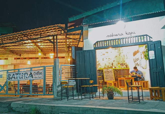 SATURA COFFEE Raditya Octorino, 1. Wedang Kopi Prambanan, 2. PLAWANGAN, 3. Linchak Coffee n Resto, 4. Kopi Keboen Klaten, 5. Sinaran Coffee Klaten, 6. Omah Mojok Klaten, 7. Garasi Kopi Klaten, 8. Peridot Coffee and Eatery, 9. Miss Philo Bakery & Cafe, 10. Nggone Mbahmu, 11. KOPI STORY KLATEN, 12. EONIA HOUSE & EATERY, 13. Ningratan kopi Klaten, 14. Tentang Kopi Sahabat, 15. KENEWAY Angkringan & Coffeeshop, 16. OIA Klaten, 17. KOPINGGIRJALAN by star group, 18. Go Drink Klaten, 19. Sebelas Coffee Crafter Klaten, 20. Pondok Daun Cafe, 21. Green Garden Cafe & Resto, 22. Calvary, 23. Brix Coffee & Kitchen, 24. SEMEDULUR COFFEE KLATEN, 26. Gendhis Wangi Resto & Cafe, 27. Cold ‘N Brew Klaten, 28. PRanS Cafe’, 29. Wolulas Café, 30. Kla10 Cafe & Billiard, 31. Omah Wedang Empon Empon Rajaku, 32. HOLIC coffee&kitchen, 33. KOPIGATI Klaten, 34. Pitados Bistro & Gelato, 35. The gade corner, 36. Djampi Jawi, 37. Sawahita Coffee & Share, 38. 28 Coffee Klaten, 39. Kafeine Coffee, 40. JADEN Casual Dining, 41. Awor Coffee Klaten, 42. SATURA COFFEE, 43. Sempulur Coffee, 44. Cat Women Cafe (Tutup), 45. Little Bali Klaten (Tutup), 46. Calya Coffee and Eatery (Tutup), 47. NYAWIJI Coffee & Space (Tutup), 48. Warjo Waroeng Jono (Tutup), 49. O lala Cafe (Tutup)