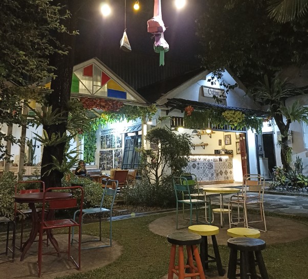 SEMEDULUR COFFEE KLATEN JM, 1. Wedang Kopi Prambanan, 2. PLAWANGAN, 3. Linchak Coffee n Resto, 4. Kopi Keboen Klaten, 5. Sinaran Coffee Klaten, 6. Omah Mojok Klaten, 7. Garasi Kopi Klaten, 8. Peridot Coffee and Eatery, 9. Miss Philo Bakery & Cafe, 10. Nggone Mbahmu, 11. KOPI STORY KLATEN, 12. EONIA HOUSE & EATERY, 13. Ningratan kopi Klaten, 14. Tentang Kopi Sahabat, 15. KENEWAY Angkringan & Coffeeshop, 16. OIA Klaten, 17. KOPINGGIRJALAN by star group, 18. Go Drink Klaten, 19. Sebelas Coffee Crafter Klaten, 20. Pondok Daun Cafe, 21. Green Garden Cafe & Resto, 22. Calvary, 23. Brix Coffee & Kitchen, 24. SEMEDULUR COFFEE KLATEN, 26. Gendhis Wangi Resto & Cafe, 27. Cold ‘N Brew Klaten, 28. PRanS Cafe’, 29. Wolulas Café, 30. Kla10 Cafe & Billiard, 31. Omah Wedang Empon Empon Rajaku, 32. HOLIC coffee&kitchen, 33. KOPIGATI Klaten, 34. Pitados Bistro & Gelato, 35. The gade corner, 36. Djampi Jawi, 37. Sawahita Coffee & Share, 38. 28 Coffee Klaten, 39. Kafeine Coffee, 40. JADEN Casual Dining, 41. Awor Coffee Klaten, 42. SATURA COFFEE, 43. Sempulur Coffee, 44. Cat Women Cafe (Tutup), 45. Little Bali Klaten (Tutup), 46. Calya Coffee and Eatery (Tutup), 47. NYAWIJI Coffee & Space (Tutup), 48. Warjo Waroeng Jono (Tutup), 49. O lala Cafe (Tutup)