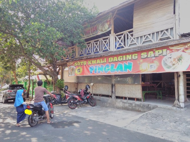 Soto Pinglan Sefilia Adhi, 1. Pondok makan tebing grenjengan, 2. Angkringan Sopo Ngiro Wonogiri, 3. Jolly Bakery & Coffee Shop, 4. Kopi Joss Wonogiri, 5. Sunny Story Wonogiri, 6. Wedangan MAS, 7. KEDAI KOPI TOEJOE TOEJOE, 8. COZY COFFEE & RESTO, 9. Sasino Coffee, 10. Angkringan griyo aji somo Wonogiri, 11. Soto Pinglan, 12. Filosofi Teh, 13. Kopi tanjakan, 14. Javaholic Coffee Corner, 15. Staraja Coffee, 16. Youth Cafe Corner, 17. COFFEE BREAK SLOGOHIMO, 18. Bubbletime Coffee&Resto, 19. 1⁰5 Coffee, 20. Dylan cafe, 21. Mabes Es Teh Sijum, 22. Amerta Cafe Wonogiri, 23. Saphire Cafe and Resto