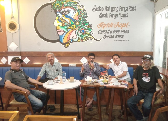 Steven Coffee Chandra Inu Konsepta (Chandra Inuk), 1. Sun Osing Beach, 2. Osing Deles Cafe & Resto, 3. Dragon Cafe, 4. Java Sunrise Cafe, 5. Conato Cafe Bakery, 6. Kemunir Kopi, 7. Kedai S.O ( Sogok Ontong Kopi), 8. kopi jotos, 9. Albirru Coffee and Eatery, 10. D’cinnamon Coffee Shop, 11. La Costa Cafe and Restaurant, 12. Palm Sugar Cafe, 13. Kedai Kopi Handy, 14. Steven Coffee, 15. Kopi Om Kim, 16. Talk Kopi Banyuwangi, 17. Sweets Dessert, 18. Metronome Coffee Banyuwangi, 19. Indische 1931 Banyuwangi, 20. Osmu Cafe, 21. Dominance Coffee, 22. Omah Majapahit Cafe & Resto, 23. Kedai Galengan, 24. Moxie Coffee and Eatery, 25. Janji Jiwa & Jiwa Toast Ruko Ahamd Banyuwangi, 26. D&A Cafe, 27. Waroeng Tjengkaroek, 28. Three B Villa and Resto