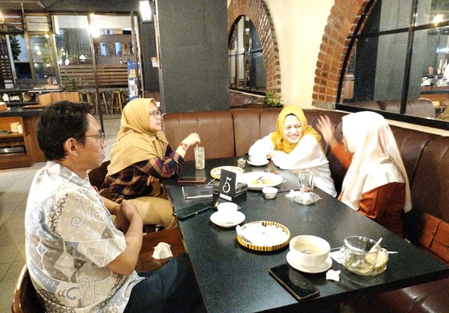 The Basement Cafe & Resto Arlyn yuanita, 1. Brother House, 2. Aroma Resto & Coffee, 3. De Koffie, 4. Dewani View Resto & Cafe, 5. White house Cafe, 6. Kedai Fresh Steak & Shake, 7. Pibee Resto And Coffee, 8. Allure Square, 9. Alun-alun Wonosobo, 10. Funbox Restocafe & Karaoke, 11. Djagongan Djadoel, 12. AN Kopi, 13. Banyu Anget One Stop Service, 14. Prasasti Coffee & Gym, 15. Kedai Kopi Gamel, 16. Kopi Tetangga, 17. Dsastro coffee, 18. Abbasy Coffee & Eatery, 19. Roster Food and Drinks, 20. Akar Mas Cafe, 21. The Basement Cafe & Resto, 22. Woods Coffee, 23. Chocopink Coffee House, 24. Etsuko Dapur Inspiratif, 25. TROTOAR COFFEE, 26. manahati coffee, 27. Stomata Social Space, 28. P’goen Gelato Cafe, 29. Belakang Studio, 30. Mute area, 31. KOPIDEA, 32. Omah mewa, 33. DOT. Wonosobo, 34. Sementara Kopi, 35. Folk Space coffee, 35. Harvest Sky Cafe