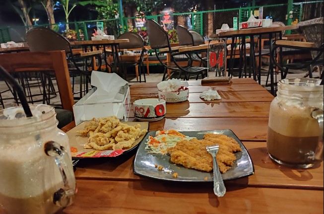 Warjo Waroeng Jono adi ardi, 1. Wedang Kopi Prambanan, 2. PLAWANGAN, 3. Linchak Coffee n Resto, 4. Kopi Keboen Klaten, 5. Sinaran Coffee Klaten, 6. Omah Mojok Klaten, 7. Garasi Kopi Klaten, 8. Peridot Coffee and Eatery, 9. Miss Philo Bakery & Cafe, 10. Nggone Mbahmu, 11. KOPI STORY KLATEN, 12. EONIA HOUSE & EATERY, 13. Ningratan kopi Klaten, 14. Tentang Kopi Sahabat, 15. KENEWAY Angkringan & Coffeeshop, 16. OIA Klaten, 17. KOPINGGIRJALAN by star group, 18. Go Drink Klaten, 19. Sebelas Coffee Crafter Klaten, 20. Pondok Daun Cafe, 21. Green Garden Cafe & Resto, 22. Calvary, 23. Brix Coffee & Kitchen, 24. SEMEDULUR COFFEE KLATEN, 26. Gendhis Wangi Resto & Cafe, 27. Cold ‘N Brew Klaten, 28. PRanS Cafe’, 29. Wolulas Café, 30. Kla10 Cafe & Billiard, 31. Omah Wedang Empon Empon Rajaku, 32. HOLIC coffee&kitchen, 33. KOPIGATI Klaten, 34. Pitados Bistro & Gelato, 35. The gade corner, 36. Djampi Jawi, 37. Sawahita Coffee & Share, 38. 28 Coffee Klaten, 39. Kafeine Coffee, 40. JADEN Casual Dining, 41. Awor Coffee Klaten, 42. SATURA COFFEE, 43. Sempulur Coffee, 44. Cat Women Cafe (Tutup), 45. Little Bali Klaten (Tutup), 46. Calya Coffee and Eatery (Tutup), 47. NYAWIJI Coffee & Space (Tutup), 48. Warjo Waroeng Jono (Tutup), 49. O lala Cafe (Tutup)