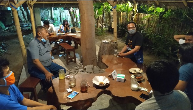 Waroeng Tjengkaroek Kresna duta, 1. Sun Osing Beach, 2. Osing Deles Cafe & Resto, 3. Dragon Cafe, 4. Java Sunrise Cafe, 5. Conato Cafe Bakery, 6. Kemunir Kopi, 7. Kedai S.O ( Sogok Ontong Kopi), 8. kopi jotos, 9. Albirru Coffee and Eatery, 10. D’cinnamon Coffee Shop, 11. La Costa Cafe and Restaurant, 12. Palm Sugar Cafe, 13. Kedai Kopi Handy, 14. Steven Coffee, 15. Kopi Om Kim, 16. Talk Kopi Banyuwangi, 17. Sweets Dessert, 18. Metronome Coffee Banyuwangi, 19. Indische 1931 Banyuwangi, 20. Osmu Cafe, 21. Dominance Coffee, 22. Omah Majapahit Cafe & Resto, 23. Kedai Galengan, 24. Moxie Coffee and Eatery, 25. Janji Jiwa & Jiwa Toast Ruko Ahamd Banyuwangi, 26. D&A Cafe, 27. Waroeng Tjengkaroek, 28. Three B Villa and Resto