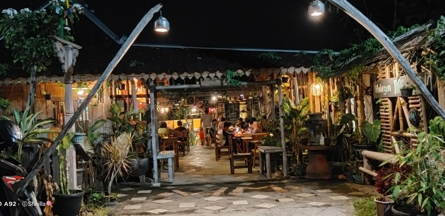 Wedangan MAS Sheilla Ennindra, 1. Pondok makan tebing grenjengan, 2. Angkringan Sopo Ngiro Wonogiri, 3. Jolly Bakery & Coffee Shop, 4. Kopi Joss Wonogiri, 5. Sunny Story Wonogiri, 6. Wedangan MAS, 7. KEDAI KOPI TOEJOE TOEJOE, 8. COZY COFFEE & RESTO, 9. Sasino Coffee, 10. Angkringan griyo aji somo Wonogiri, 11. Soto Pinglan, 12. Filosofi Teh, 13. Kopi tanjakan, 14. Javaholic Coffee Corner, 15. Staraja Coffee, 16. Youth Cafe Corner, 17. COFFEE BREAK SLOGOHIMO, 18. Bubbletime Coffee&Resto, 19. 1⁰5 Coffee, 20. Dylan cafe, 21. Mabes Es Teh Sijum, 22. Amerta Cafe Wonogiri, 23. Saphire Cafe and Resto