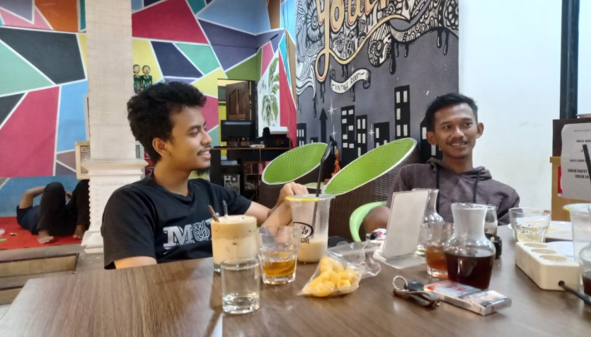 Youth Cafe Corner. Sufi Pamundi, 1. Pondok makan tebing grenjengan, 2. Angkringan Sopo Ngiro Wonogiri, 3. Jolly Bakery & Coffee Shop, 4. Kopi Joss Wonogiri, 5. Sunny Story Wonogiri, 6. Wedangan MAS, 7. KEDAI KOPI TOEJOE TOEJOE, 8. COZY COFFEE & RESTO, 9. Sasino Coffee, 10. Angkringan griyo aji somo Wonogiri, 11. Soto Pinglan, 12. Filosofi Teh, 13. Kopi tanjakan, 14. Javaholic Coffee Corner, 15. Staraja Coffee, 16. Youth Cafe Corner, 17. COFFEE BREAK SLOGOHIMO, 18. Bubbletime Coffee&Resto, 19. 1⁰5 Coffee, 20. Dylan cafe, 21. Mabes Es Teh Sijum, 22. Amerta Cafe Wonogiri, 23. Saphire Cafe and Resto