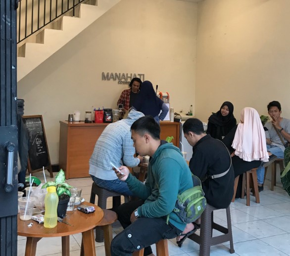 manahati coffee Mas Didin, 1. Brother House, 2. Aroma Resto & Coffee, 3. De Koffie, 4. Dewani View Resto & Cafe, 5. White house Cafe, 6. Kedai Fresh Steak & Shake, 7. Pibee Resto And Coffee, 8. Allure Square, 9. Alun-alun Wonosobo, 10. Funbox Restocafe & Karaoke, 11. Djagongan Djadoel, 12. AN Kopi, 13. Banyu Anget One Stop Service, 14. Prasasti Coffee & Gym, 15. Kedai Kopi Gamel, 16. Kopi Tetangga, 17. Dsastro coffee, 18. Abbasy Coffee & Eatery, 19. Roster Food and Drinks, 20. Akar Mas Cafe, 21. The Basement Cafe & Resto, 22. Woods Coffee, 23. Chocopink Coffee House, 24. Etsuko Dapur Inspiratif, 25. TROTOAR COFFEE, 26. manahati coffee, 27. Stomata Social Space, 28. P’goen Gelato Cafe, 29. Belakang Studio, 30. Mute area, 31. KOPIDEA, 32. Omah mewa, 33. DOT. Wonosobo, 34. Sementara Kopi, 35. Folk Space coffee, 35. Harvest Sky Cafe