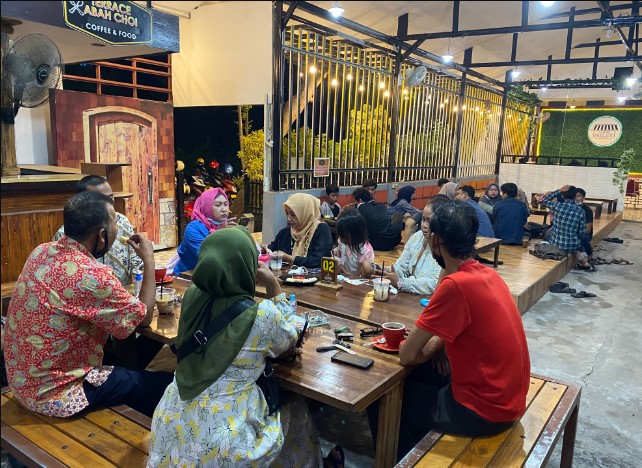 Abah Choi Kopi Sidoarjo, 1. Alun – Alun Kabupaten Sidoarjo, 2. The Rooster Coffee, 3. Wachitoo Coffee, 4. 45 Coffee Shop Grha Kopi Nusantara, 5. Jon’s Cafe #TamanPinang, 6. Kedai Tepi Teras, 7. Jungkir Balik Coffee, 8. Makmu Sidoarjo, 9. The Little A Coffee Shop, 10. Bonk Cafe, 11. Vox Populi Coffee, 12. Ame Coffee, 13. Kofibrik Diponegoro Sidoarjo, 14. Abah Choi Kopi Sidoarjo, 15. Tempat Kumpul Cafe, 16. Dna Coffee Distrik HK, 17. Crita Lama Kopi, 18. Omah Oeti Tempat Makan dan Ngopi, 19. Indische 1931 Coffee &amp; Roaster, 20. Shuga Cafe, 21. House Of Dorkas (HOD), 22. LB Street Cafe (Tutup), 23. Cafe Kayu Manis, 24. Dolomiti Ice Cream &amp; Resto, 25. Fresh Milk Sidoarjo, 26. Kopi kimi, 27. Pagi Pagi Coffee &amp; Eatery, 28. KOPI SOWAN, 29. Vox Populi Coffee And Eatery, 30. Manis ae Coffee &amp; Space, 31. D’payung, 32. Warung’E Dony, 33. Kedai Ahmed, 34. Katfe Sedati, 36. Gila Kopi Prospero, 37. Angkringan Pendopo Wetan