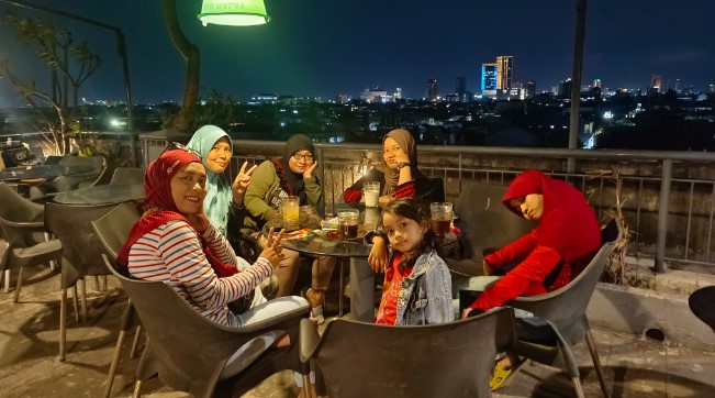 Cafe Rooftop Mibimibi Nyimas Rully, 1. Boncafe – Pregolan, 2. Wisata Pelabuhan di Surabaya North Quay, 3. Loop – Graha Famili, 4. Domicile Kitchen &amp; Lounge, 5. Historica Coffee &amp; Pastry, 6. Monopole Coffee Lab, 7. White House Surabaya | Resto Garden Lounge, 8. Pavilion Restaurant at JW Marriott Surabaya, 9. Tropikal Coffee, 10. The Consulate Surabaya, 11. The Socialite Bistro &amp; Lounge, 12. Danau Angsa Pakuwon City, 13. Cafe Rooftop Mibimibi, 14. Palacio Sky Cafe, 15. Sky 36 Rooftop Dining, 16. Citilites Skyclub &amp; Bistro Java Paragon, 17. Garden Cafe – XXI Ciputra World Surabaya, 18. Ekowisata Mangrove Wonorejo, 19. Cafe bawah Jembatan Suramadu, 20. The Gallery Restaurant – Ciputra World Hotel Surabaya