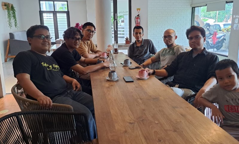 Hidden Haus Coffee &amp; Tea Desi Anita, 1. ARTiVATOR, 2. Fat Bubble Margonda, 3. Meet Up Cafe Sawangan, 4. Tempat Ngupi, 5. Ouwie Coffee And Eatery, 6. Kopi Bajawa Flores NTT Depok, 7. Kafe Hype Depok, 8. Rest For Sure, 9. Ruangnamu, 10. INTERAKSI SPACE, 11. TOMORO COFFEE – Kelapadua Depok, 12. Kopi Brumbun, 13. Koti, 14. Kopi Djoe, 15. Coffith Coffee &amp; Kitchen, 16. MAXX Coffee, 17. Warnoes Margonda, 18. Emily Listening Space, 19. Warung Kopi Tepi Sungai, 20. Hidden Haus Coffee &amp; Tea, 21. Temu Kamu Depok Coffee &amp; Eatery, 22. Nationalism Coffee Brewers ( Kedai Kopi Depok ), 23. Titik Rindu Coffee &amp; Venue, 24. Whatsup Cafe Dave Depok