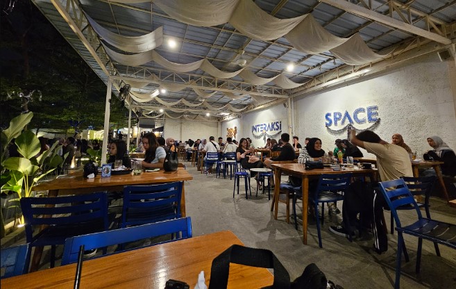 INTERAKSI SPACE Galuh D. Anggiasari, 1. ARTiVATOR, 2. Fat Bubble Margonda, 3. Meet Up Cafe Sawangan, 4. Tempat Ngupi, 5. Ouwie Coffee And Eatery, 6. Kopi Bajawa Flores NTT Depok, 7. Kafe Hype Depok, 8. Rest For Sure, 9. Ruangnamu, 10. INTERAKSI SPACE, 11. TOMORO COFFEE – Kelapadua Depok, 12. Kopi Brumbun, 13. Koti, 14. Kopi Djoe, 15. Coffith Coffee &amp; Kitchen, 16. MAXX Coffee, 17. Warnoes Margonda, 18. Emily Listening Space, 19. Warung Kopi Tepi Sungai, 20. Hidden Haus Coffee &amp; Tea, 21. Temu Kamu Depok Coffee &amp; Eatery, 22. Nationalism Coffee Brewers ( Kedai Kopi Depok ), 23. Titik Rindu Coffee &amp; Venue, 24. Whatsup Cafe Dave Depok
