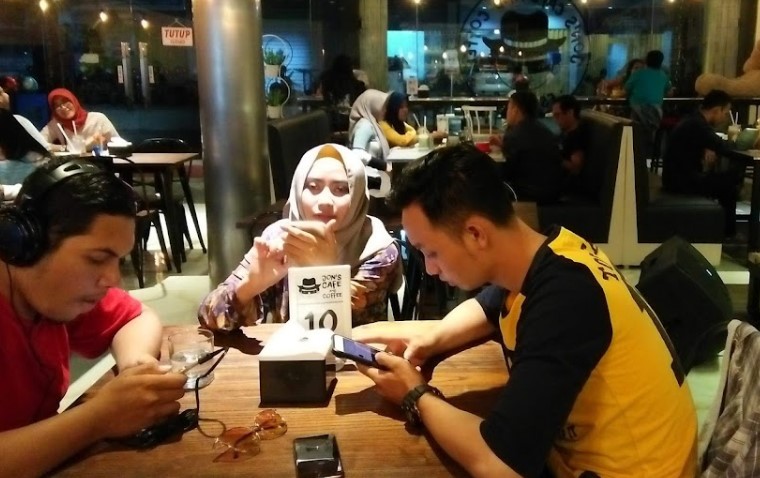 Jon's Cafe #TamanPinang, 1. Alun – Alun Kabupaten Sidoarjo, 2. The Rooster Coffee, 3. Wachitoo Coffee, 4. 45 Coffee Shop Grha Kopi Nusantara, 5. Jon’s Cafe #TamanPinang, 6. Kedai Tepi Teras, 7. Jungkir Balik Coffee, 8. Makmu Sidoarjo, 9. The Little A Coffee Shop, 10. Bonk Cafe, 11. Vox Populi Coffee, 12. Ame Coffee, 13. Kofibrik Diponegoro Sidoarjo, 14. Abah Choi Kopi Sidoarjo, 15. Tempat Kumpul Cafe, 16. Dna Coffee Distrik HK, 17. Crita Lama Kopi, 18. Omah Oeti Tempat Makan dan Ngopi, 19. Indische 1931 Coffee &amp; Roaster, 20. Shuga Cafe, 21. House Of Dorkas (HOD), 22. LB Street Cafe (Tutup), 23. Cafe Kayu Manis, 24. Dolomiti Ice Cream &amp; Resto, 25. Fresh Milk Sidoarjo, 26. Kopi kimi, 27. Pagi Pagi Coffee &amp; Eatery, 28. KOPI SOWAN, 29. Vox Populi Coffee And Eatery, 30. Manis ae Coffee &amp; Space, 31. D’payung, 32. Warung’E Dony, 33. Kedai Ahmed, 34. Katfe Sedati, 36. Gila Kopi Prospero, 37. Angkringan Pendopo Wetan