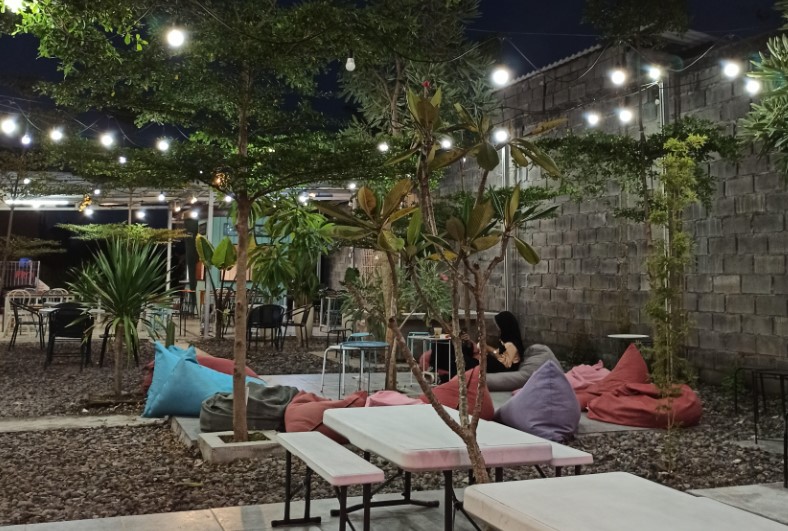 KOPI SOWAN Tiaramadhani, 1. Alun – Alun Kabupaten Sidoarjo, 2. The Rooster Coffee, 3. Wachitoo Coffee, 4. 45 Coffee Shop Grha Kopi Nusantara, 5. Jon’s Cafe #TamanPinang, 6. Kedai Tepi Teras, 7. Jungkir Balik Coffee, 8. Makmu Sidoarjo, 9. The Little A Coffee Shop, 10. Bonk Cafe, 11. Vox Populi Coffee, 12. Ame Coffee, 13. Kofibrik Diponegoro Sidoarjo, 14. Abah Choi Kopi Sidoarjo, 15. Tempat Kumpul Cafe, 16. Dna Coffee Distrik HK, 17. Crita Lama Kopi, 18. Omah Oeti Tempat Makan dan Ngopi, 19. Indische 1931 Coffee &amp; Roaster, 20. Shuga Cafe, 21. House Of Dorkas (HOD), 22. LB Street Cafe (Tutup), 23. Cafe Kayu Manis, 24. Dolomiti Ice Cream &amp; Resto, 25. Fresh Milk Sidoarjo, 26. Kopi kimi, 27. Pagi Pagi Coffee &amp; Eatery, 28. KOPI SOWAN, 29. Vox Populi Coffee And Eatery, 30. Manis ae Coffee &amp; Space, 31. D’payung, 32. Warung’E Dony, 33. Kedai Ahmed, 34. Katfe Sedati, 36. Gila Kopi Prospero, 37. Angkringan Pendopo Wetan