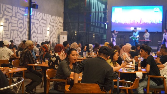 Kafe Hype Depok SKUY One Stop Entertainment, 1. ARTiVATOR, 2. Fat Bubble Margonda, 3. Meet Up Cafe Sawangan, 4. Tempat Ngupi, 5. Ouwie Coffee And Eatery, 6. Kopi Bajawa Flores NTT Depok, 7. Kafe Hype Depok, 8. Rest For Sure, 9. Ruangnamu, 10. INTERAKSI SPACE, 11. TOMORO COFFEE – Kelapadua Depok, 12. Kopi Brumbun, 13. Koti, 14. Kopi Djoe, 15. Coffith Coffee &amp; Kitchen, 16. MAXX Coffee, 17. Warnoes Margonda, 18. Emily Listening Space, 19. Warung Kopi Tepi Sungai, 20. Hidden Haus Coffee &amp; Tea, 21. Temu Kamu Depok Coffee &amp; Eatery, 22. Nationalism Coffee Brewers ( Kedai Kopi Depok ), 23. Titik Rindu Coffee &amp; Venue, 24. Whatsup Cafe Dave Depok