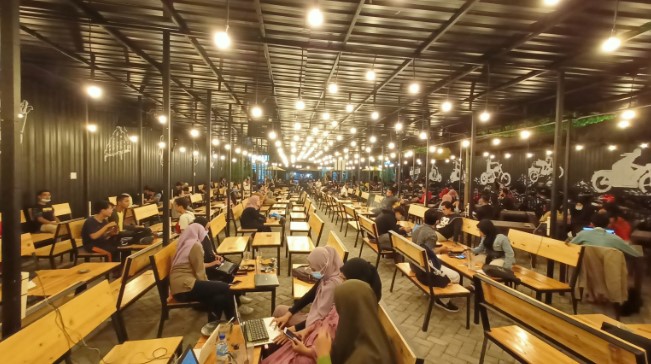 Kofibrik Diponegoro Sidoarjo Muhammad Andika Putra, 1. Alun – Alun Kabupaten Sidoarjo, 2. The Rooster Coffee, 3. Wachitoo Coffee, 4. 45 Coffee Shop Grha Kopi Nusantara, 5. Jon’s Cafe #TamanPinang, 6. Kedai Tepi Teras, 7. Jungkir Balik Coffee, 8. Makmu Sidoarjo, 9. The Little A Coffee Shop, 10. Bonk Cafe, 11. Vox Populi Coffee, 12. Ame Coffee, 13. Kofibrik Diponegoro Sidoarjo, 14. Abah Choi Kopi Sidoarjo, 15. Tempat Kumpul Cafe, 16. Dna Coffee Distrik HK, 17. Crita Lama Kopi, 18. Omah Oeti Tempat Makan dan Ngopi, 19. Indische 1931 Coffee &amp; Roaster, 20. Shuga Cafe, 21. House Of Dorkas (HOD), 22. LB Street Cafe (Tutup), 23. Cafe Kayu Manis, 24. Dolomiti Ice Cream &amp; Resto, 25. Fresh Milk Sidoarjo, 26. Kopi kimi, 27. Pagi Pagi Coffee &amp; Eatery, 28. KOPI SOWAN, 29. Vox Populi Coffee And Eatery, 30. Manis ae Coffee &amp; Space, 31. D’payung, 32. Warung’E Dony, 33. Kedai Ahmed, 34. Katfe Sedati, 36. Gila Kopi Prospero, 37. Angkringan Pendopo Wetan