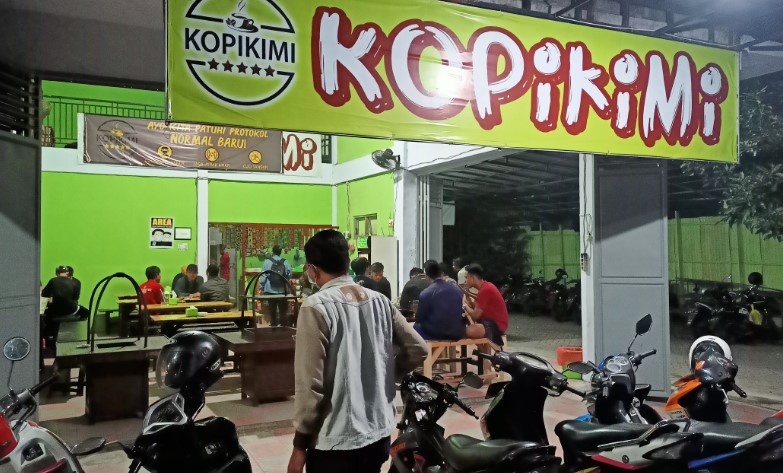Kopi kimi Muhammad Andika Putra, 1. Alun – Alun Kabupaten Sidoarjo, 2. The Rooster Coffee, 3. Wachitoo Coffee, 4. 45 Coffee Shop Grha Kopi Nusantara, 5. Jon’s Cafe #TamanPinang, 6. Kedai Tepi Teras, 7. Jungkir Balik Coffee, 8. Makmu Sidoarjo, 9. The Little A Coffee Shop, 10. Bonk Cafe, 11. Vox Populi Coffee, 12. Ame Coffee, 13. Kofibrik Diponegoro Sidoarjo, 14. Abah Choi Kopi Sidoarjo, 15. Tempat Kumpul Cafe, 16. Dna Coffee Distrik HK, 17. Crita Lama Kopi, 18. Omah Oeti Tempat Makan dan Ngopi, 19. Indische 1931 Coffee &amp; Roaster, 20. Shuga Cafe, 21. House Of Dorkas (HOD), 22. LB Street Cafe (Tutup), 23. Cafe Kayu Manis, 24. Dolomiti Ice Cream &amp; Resto, 25. Fresh Milk Sidoarjo, 26. Kopi kimi, 27. Pagi Pagi Coffee &amp; Eatery, 28. KOPI SOWAN, 29. Vox Populi Coffee And Eatery, 30. Manis ae Coffee &amp; Space, 31. D’payung, 32. Warung’E Dony, 33. Kedai Ahmed, 34. Katfe Sedati, 36. Gila Kopi Prospero, 37. Angkringan Pendopo Wetan