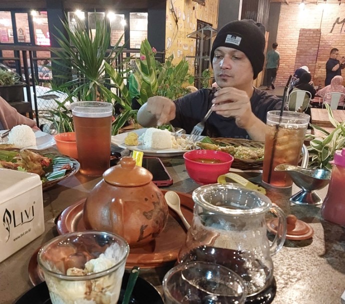 Meet Up Cafe Sawangan Suprianty Canastaria, 1. ARTiVATOR, 2. Fat Bubble Margonda, 3. Meet Up Cafe Sawangan, 4. Tempat Ngupi, 5. Ouwie Coffee And Eatery, 6. Kopi Bajawa Flores NTT Depok, 7. Kafe Hype Depok, 8. Rest For Sure, 9. Ruangnamu, 10. INTERAKSI SPACE, 11. TOMORO COFFEE – Kelapadua Depok, 12. Kopi Brumbun, 13. Koti, 14. Kopi Djoe, 15. Coffith Coffee &amp; Kitchen, 16. MAXX Coffee, 17. Warnoes Margonda, 18. Emily Listening Space, 19. Warung Kopi Tepi Sungai, 20. Hidden Haus Coffee &amp; Tea, 21. Temu Kamu Depok Coffee &amp; Eatery, 22. Nationalism Coffee Brewers ( Kedai Kopi Depok ), 23. Titik Rindu Coffee &amp; Venue, 24. Whatsup Cafe Dave Depok
