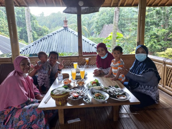 Pondok Ikan Gurame Ririn Aprilia, 1. Shabu Hachi Margonda Depok, 2. Waroeng SS Spesial Sambal, 3. Mang Engking, 4. Pondok Laras, 5. Saung Talaga, 6. Soto Bu Tjondro, 7. Roti Bakar Eddy, 8. RUMAH LOBSTER DEPOK, 9. FISHSTREAT DEPOK, 10. Steak Moen – Moen, 11. Warung Pasta Depok, 12. Pondok Ikan Gurame, 13. Fat Bubble, 14. Mang Kabayan, 15. Perang Kerang, 16. Tibumi Rumah Kopi, 17. Imperial Kitchen & Dimsum, 18. Maxx Coffee, 19. Sop Duren Margonda, 20. Ayam Bakar Christina, 21. Bakso Hitam Pak Bewok, 22. Rumah Makan Shinta, 23. Shirin, 24. Laziiz Restaurant, Makanan Khas Timur Tengah di Depok, 25. Soerabi Enhaii, 26. Nasi Timbel Si Teteh, 27. Pecel Lele Lela, 28. Pidie 2000