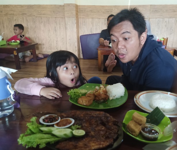 Rumah Makan Shinta Sri Suminar Dewi, 1. Shabu Hachi Margonda Depok, 2. Waroeng SS Spesial Sambal, 3. Mang Engking, 4. Pondok Laras, 5. Saung Talaga, 6. Soto Bu Tjondro, 7. Roti Bakar Eddy, 8. RUMAH LOBSTER DEPOK, 9. FISHSTREAT DEPOK, 10. Steak Moen – Moen, 11. Warung Pasta Depok, 12. Pondok Ikan Gurame, 13. Fat Bubble, 14. Mang Kabayan, 15. Perang Kerang, 16. Tibumi Rumah Kopi, 17. Imperial Kitchen & Dimsum, 18. Maxx Coffee, 19. Sop Duren Margonda, 20. Ayam Bakar Christina, 21. Bakso Hitam Pak Bewok, 22. Rumah Makan Shinta, 23. Shirin, 24. Laziiz Restaurant, Makanan Khas Timur Tengah di Depok, 25. Soerabi Enhaii, 26. Nasi Timbel Si Teteh, 27. Pecel Lele Lela, 28. Pidie 2000