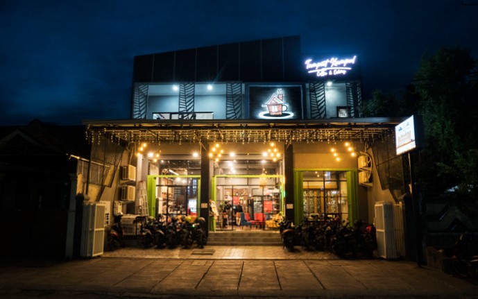 Tempat Kumpul Cafe, 1. Alun – Alun Kabupaten Sidoarjo, 2. The Rooster Coffee, 3. Wachitoo Coffee, 4. 45 Coffee Shop Grha Kopi Nusantara, 5. Jon’s Cafe #TamanPinang, 6. Kedai Tepi Teras, 7. Jungkir Balik Coffee, 8. Makmu Sidoarjo, 9. The Little A Coffee Shop, 10. Bonk Cafe, 11. Vox Populi Coffee, 12. Ame Coffee, 13. Kofibrik Diponegoro Sidoarjo, 14. Abah Choi Kopi Sidoarjo, 15. Tempat Kumpul Cafe, 16. Dna Coffee Distrik HK, 17. Crita Lama Kopi, 18. Omah Oeti Tempat Makan dan Ngopi, 19. Indische 1931 Coffee &amp; Roaster, 20. Shuga Cafe, 21. House Of Dorkas (HOD), 22. LB Street Cafe (Tutup), 23. Cafe Kayu Manis, 24. Dolomiti Ice Cream &amp; Resto, 25. Fresh Milk Sidoarjo, 26. Kopi kimi, 27. Pagi Pagi Coffee &amp; Eatery, 28. KOPI SOWAN, 29. Vox Populi Coffee And Eatery, 30. Manis ae Coffee &amp; Space, 31. D’payung, 32. Warung’E Dony, 33. Kedai Ahmed, 34. Katfe Sedati, 36. Gila Kopi Prospero, 37. Angkringan Pendopo Wetan