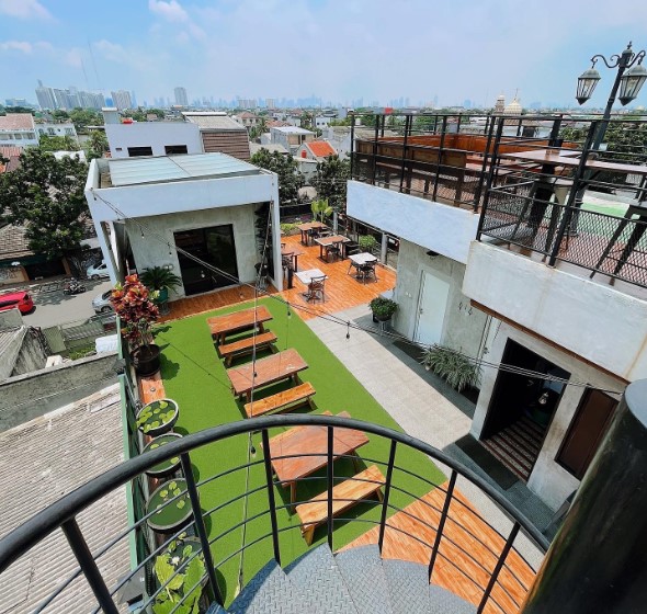 Upstairs Coffee Signature Della Ayu, 1. Bakoel Koffie Cikini, 2. Lucky Cat Coffee & Kitchen, 3. Anomali Coffee – Senopati, 4. Walking Drums, 5. Monolog Coffee Company Plaza Senayan, 6. Giyanti Coffee Roastery, 7. First Crack Coffee, 8. Saudagar Kopi Sabang, 9. 1/15 Coffee, 10. Journey Coffee, 11. Dua Coffee Shop, 12. Six Ounces Coffee, 13. Yan Kedai Kopi, 14. Tanatap Coffee Ampera, 15. Kopi Kalyan, 16. ST ALi Jakarta, 17. Djournal Coffee, 18. Gordi HQ, 19. Shoot Me In The Head Coffee Bar and Roastery, 20. Goffee Jakarta, 21. Upstairs Coffee Signature, 22. Crematology, 23. Chief Coffee Jakarta, 24. Fillmore Coffee, 25. Nitro Coffee, 26. Kopi Manyar, 27. Pigeonhole Coffee, 28. Titik Temu Coffee, 29. Trafique Coffee, 30. Say Something Coffee, 31. 7 Speed Coffee, 32. OMBÉ KOFIE, 33. CLIQ Coffee & Kitchen (Jakarta Selatan), 34. Guten Morgen Coffee Lab, 35. Koultoura Coffee, 36. LIMA Chocolate, 37. Jakarta Coffee House (JCH), 38. Woodpecker Coffee