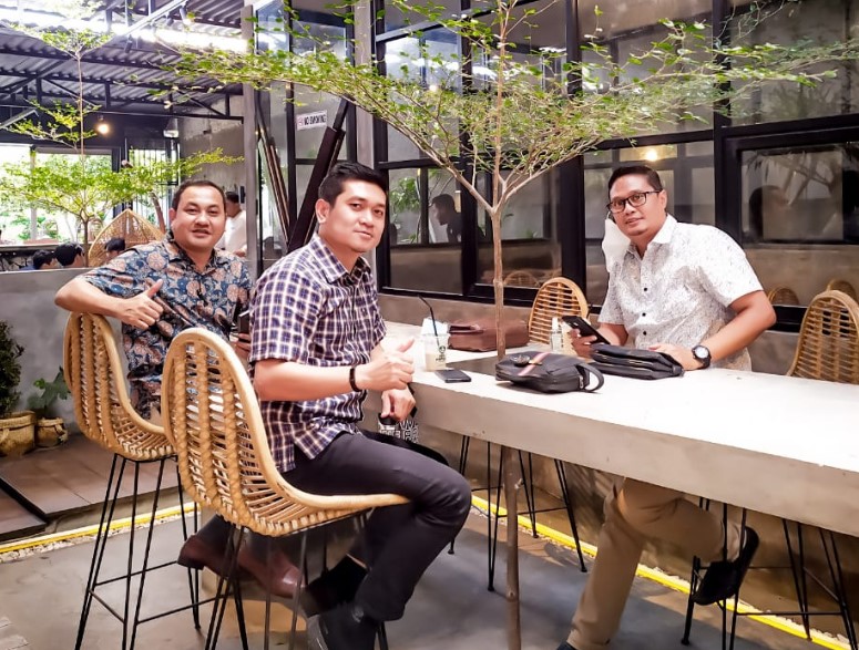 Vox Populi Coffee And Eatery Joni Sudarmoko, 1. Alun – Alun Kabupaten Sidoarjo, 2. The Rooster Coffee, 3. Wachitoo Coffee, 4. 45 Coffee Shop Grha Kopi Nusantara, 5. Jon’s Cafe #TamanPinang, 6. Kedai Tepi Teras, 7. Jungkir Balik Coffee, 8. Makmu Sidoarjo, 9. The Little A Coffee Shop, 10. Bonk Cafe, 11. Vox Populi Coffee, 12. Ame Coffee, 13. Kofibrik Diponegoro Sidoarjo, 14. Abah Choi Kopi Sidoarjo, 15. Tempat Kumpul Cafe, 16. Dna Coffee Distrik HK, 17. Crita Lama Kopi, 18. Omah Oeti Tempat Makan dan Ngopi, 19. Indische 1931 Coffee &amp; Roaster, 20. Shuga Cafe, 21. House Of Dorkas (HOD), 22. LB Street Cafe (Tutup), 23. Cafe Kayu Manis, 24. Dolomiti Ice Cream &amp; Resto, 25. Fresh Milk Sidoarjo, 26. Kopi kimi, 27. Pagi Pagi Coffee &amp; Eatery, 28. KOPI SOWAN, 29. Vox Populi Coffee And Eatery, 30. Manis ae Coffee &amp; Space, 31. D’payung, 32. Warung’E Dony, 33. Kedai Ahmed, 34. Katfe Sedati, 36. Gila Kopi Prospero, 37. Angkringan Pendopo Wetan