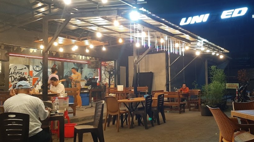 Warung'E Dony Basyori “Pak EkO” Basya, 1. Alun – Alun Kabupaten Sidoarjo, 2. The Rooster Coffee, 3. Wachitoo Coffee, 4. 45 Coffee Shop Grha Kopi Nusantara, 5. Jon’s Cafe #TamanPinang, 6. Kedai Tepi Teras, 7. Jungkir Balik Coffee, 8. Makmu Sidoarjo, 9. The Little A Coffee Shop, 10. Bonk Cafe, 11. Vox Populi Coffee, 12. Ame Coffee, 13. Kofibrik Diponegoro Sidoarjo, 14. Abah Choi Kopi Sidoarjo, 15. Tempat Kumpul Cafe, 16. Dna Coffee Distrik HK, 17. Crita Lama Kopi, 18. Omah Oeti Tempat Makan dan Ngopi, 19. Indische 1931 Coffee &amp; Roaster, 20. Shuga Cafe, 21. House Of Dorkas (HOD), 22. LB Street Cafe (Tutup), 23. Cafe Kayu Manis, 24. Dolomiti Ice Cream &amp; Resto, 25. Fresh Milk Sidoarjo, 26. Kopi kimi, 27. Pagi Pagi Coffee &amp; Eatery, 28. KOPI SOWAN, 29. Vox Populi Coffee And Eatery, 30. Manis ae Coffee &amp; Space, 31. D’payung, 32. Warung’E Dony, 33. Kedai Ahmed, 34. Katfe Sedati, 36. Gila Kopi Prospero, 37. Angkringan Pendopo Wetan