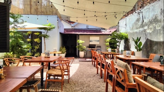 White House Surabaya Resto Garden Lounge Priscilla Agustafani, 1. Boncafe – Pregolan, 2. Wisata Pelabuhan di Surabaya North Quay, 3. Loop – Graha Famili, 4. Domicile Kitchen &amp; Lounge, 5. Historica Coffee &amp; Pastry, 6. Monopole Coffee Lab, 7. White House Surabaya | Resto Garden Lounge, 8. Pavilion Restaurant at JW Marriott Surabaya, 9. Tropikal Coffee, 10. The Consulate Surabaya, 11. The Socialite Bistro &amp; Lounge, 12. Danau Angsa Pakuwon City, 13. Cafe Rooftop Mibimibi, 14. Palacio Sky Cafe, 15. Sky 36 Rooftop Dining, 16. Citilites Skyclub &amp; Bistro Java Paragon, 17. Garden Cafe – XXI Ciputra World Surabaya, 18. Ekowisata Mangrove Wonorejo, 19. Cafe bawah Jembatan Suramadu, 20. The Gallery Restaurant – Ciputra World Hotel Surabaya