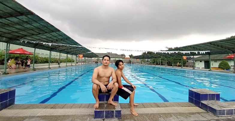 Kolam Renang Brawijaya Oji Sanjani, 1. Kolam Renang Atlas Sport Center, 2. Waterpark Kenjeran, 3. Pondok Tjandra Indah Sports Club, 4. Kolam Renang Manyar, 5. Kolam Renang Club House Regency 21, 6. Kolam Renang Hayam Wuruk, 7. Kolam Renang UNESA, 8. Kolam Renang Wisata Bukit Mas, 9. Kolam Renang Fatmaba, 10. Kolam Renang Graha Residence, 11. Kolam Renang Koni Jawa Timur, 12. Kolam Renang Royal Club House, 13. Kolam Renang Rooftop Pool Best Western Papilio Hotel, 14. Kolam Renang Al-Hikmah Sport Center, 15. Queen Victoria Club House, 16. Kolam Renang Jala Krida Tirta, 17. Kolam Renang Pantai Mentari, 18. Kolam Renang The Body Art, 19. Club Puri Mas, 20. Mentari Sport Center, 21. Primalaras Kolam Renang, 22. Kolam Renang Primavera, 23. Kolam Renang Ciputra Gwalk, 24. Kolam Renang Banyu Biru, 25. Kolam Renang Brawijaya, 26. Taman Mansion, 27. Kolam Renang KKO Usman Harun Karang Pilang