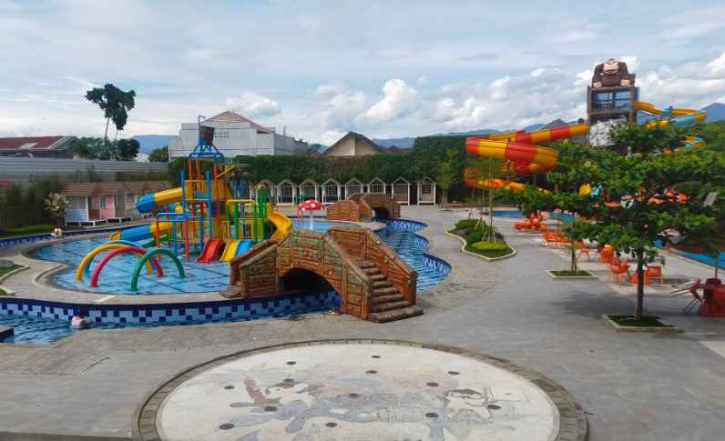 Margacinta Park Lan Raeni, 1. Kolam Renang Karang Setra, 2. Panghegar Waterboom, 3. Tirtamulya Waterboom, 4. Taman Air Super Progresif, 5. Wahoo Waterworld, 6. Margacinta Park, 7. Pesona Nirwana Waterpark, 8. Pesona Nirwana Waterpark, 9. Kolam Renang Bukit Cipaku Indah, 10. Bandung Indah Waterpark, 11. Waterboom Cahaya Abadi, 12. Graha Tirta Siliwangi Waterpark, 13. AW Strawberry, 14. TEKTONA Waterpark, 15. Mendulang Lembang Resort & Resto, 16. Kolam Renang Eldorado, 17. Kolam Renang Ciwalini Ciwidey, 18. Sampoerna Sports Center, 19. Air Panas Nagrak Bandung