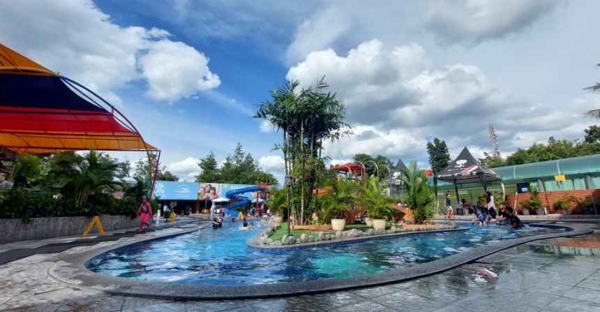 Taman Air Super Progresif tania dr, 1. Kolam Renang Karang Setra, 2. Panghegar Waterboom, 3. Tirtamulya Waterboom, 4. Taman Air Super Progresif, 5. Wahoo Waterworld, 6. Margacinta Park, 7. Pesona Nirwana Waterpark, 8. Pesona Nirwana Waterpark, 9. Kolam Renang Bukit Cipaku Indah, 10. Bandung Indah Waterpark, 11. Waterboom Cahaya Abadi, 12. Graha Tirta Siliwangi Waterpark, 13. AW Strawberry, 14. TEKTONA Waterpark, 15. Mendulang Lembang Resort & Resto, 16. Kolam Renang Eldorado, 17. Kolam Renang Ciwalini Ciwidey, 18. Sampoerna Sports Center, 19. Air Panas Nagrak Bandung