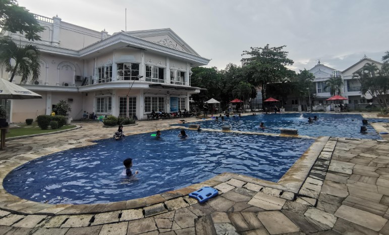 Taman Mansion Sigit Ananda, 1. Kolam Renang Atlas Sport Center, 2. Waterpark Kenjeran, 3. Pondok Tjandra Indah Sports Club, 4. Kolam Renang Manyar, 5. Kolam Renang Club House Regency 21, 6. Kolam Renang Hayam Wuruk, 7. Kolam Renang UNESA, 8. Kolam Renang Wisata Bukit Mas, 9. Kolam Renang Fatmaba, 10. Kolam Renang Graha Residence, 11. Kolam Renang Koni Jawa Timur, 12. Kolam Renang Royal Club House, 13. Kolam Renang Rooftop Pool Best Western Papilio Hotel, 14. Kolam Renang Al-Hikmah Sport Center, 15. Queen Victoria Club House, 16. Kolam Renang Jala Krida Tirta, 17. Kolam Renang Pantai Mentari, 18. Kolam Renang The Body Art, 19. Club Puri Mas, 20. Mentari Sport Center, 21. Primalaras Kolam Renang, 22. Kolam Renang Primavera, 23. Kolam Renang Ciputra Gwalk, 24. Kolam Renang Banyu Biru, 25. Kolam Renang Brawijaya, 26. Taman Mansion, 27. Kolam Renang KKO Usman Harun Karang Pilang