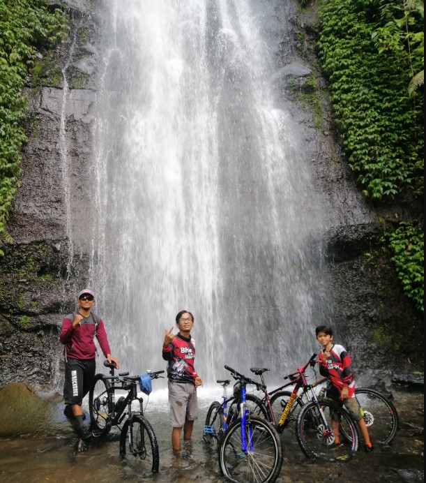 Air terjun Watu Leter Tomy dwi prasetyo, 1. Air Terjun Sedudo , 2. Watu Lawang , 3. Taman Pandan Wilis , 4. WM Mini WaterPark Sawahan, 5. Bukit Surga, 6. Wisata Taman Cengkok Asri ( WTC Asri ), 7. Air Terjun Roro Kuning , 8. Candi Ngetos , 9. Taman Pintar Nganjuk, 10. Goa Margo Tresno , 11. Taman Wisata Manyung, 12. Taman Lembah Djati, 13. Air Terjun Singokromo, 14. Waduk Perning , 15. Bukit Salju Ngetos, 16. Waduk Putukrejo , 17. Wisata Sumbermiri Nganjuk, 18. Sendang Putri Wilis , 19. Wisata Bukit Batu Songgong , 20. Monumen Dr. Soetomo, 21. Museum Anjuk Ladang , 22. Taman Rekreasi Anjuk Ladang , 23. Pura Kerta Bhuwana Giri Wilis , 24. Agrowisata ONOKABE, 25. Monumen Jenderal Soedirman , 26. Embung Estumulyo, 27. Air Terjun Watu Lumbung, 28. Agro Wisata Ganter , 29. Klenteng Hok Yoe Kiong , 30. Masjid Yoni Al – Mubarok, 31. Makam Kanjeng Jimat , 27. Air Terjun Tirto Panji ????, 32. Air Terjun Watu Leter, 33. Monumen Gerilya Jenderal Sudirman , 34. Bukit Goa Dali , 35. Watu Gandul , 36. Candi Lor , 37. Goa Dan Grojogan Putri Ayu , 38. Air Terjun Pring Jowo , 39. Waduk Oro-oro Ombo, 40. Air Terjun Gedangan , 41. Air Terjun Sri Gunting , 42. Air Terjun Sumber Manik , 43. Air Terjun Ngebleng , 44. Air Terjun Sumberanjlok, 45. Air Terjun Coban Tretes 