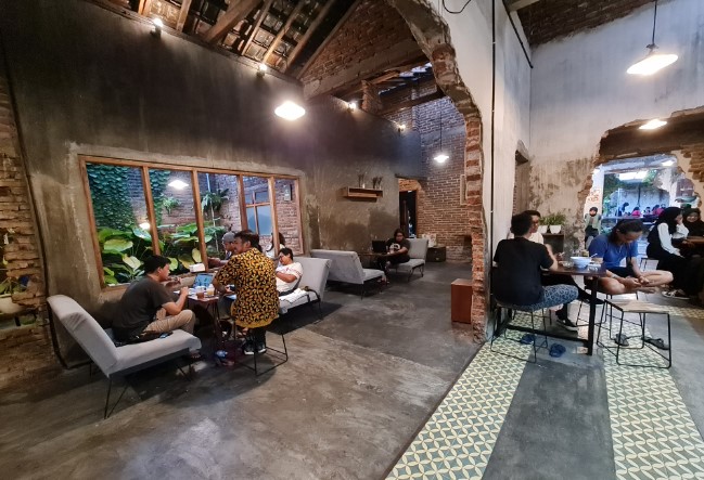 Albirru Coffee and Eatery imror el badri, 1. Sun Osing Beach, 2. Osing Deles Cafe & Resto, 3. Dragon Cafe, 4. Java Sunrise Cafe, 5. Conato Cafe Bakery, 6. Kemunir Kopi, 7. Kedai S.O ( Sogok Ontong Kopi), 8. kopi jotos, 9. Albirru Coffee and Eatery, 10. D’cinnamon Coffee Shop, 11. La Costa Cafe and Restaurant, 12. Palm Sugar Cafe, 13. Kedai Kopi Handy, 14. Steven Coffee, 15. Kopi Om Kim, 16. Talk Kopi Banyuwangi, 17. Sweets Dessert, 18. Metronome Coffee Banyuwangi, 19. Indische 1931 Banyuwangi, 20. Osmu Cafe, 21. Dominance Coffee, 22. Omah Majapahit Cafe & Resto, 23. Kedai Galengan, 24. Moxie Coffee and Eatery, 25. Janji Jiwa & Jiwa Toast Ruko Ahamd Banyuwangi, 26. D&A Cafe, 27. Waroeng Tjengkaroek, 28. Three B Villa and Resto