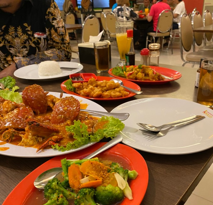 Apollo Seafood Nabilla Rizky, 1. Rumah Makan Fuja, 2. AROMA RESTO & COFFEE, 3. Pondok Makan Devi Special Seafood, 4. Seafood & Pempek Mama Oky, 5. Ikan Bakar Bu Tres, 6. TapSung Seafood Padang, 7. Ikan bakar Djoni/Kun, 8. Ikan bakar Pondok Mungil d/h Pak Tris, 9. Mahakam Cafe & Resto, 10. Apollo Seafood, 11. Mr. Seafood GOR H. Agus Salim Padang