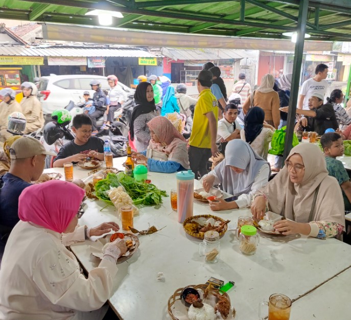 Ayam Cipo Gunungbatu Lucky Roy, 1. Ayam Goreng Aroma 7, 2. Ayam Cipo Gunungbatu, 3. Bebek & Ayam Goreng Pak Ndut, 4. Ayam Goreng Ardhita, 5. Ayam Goreng Warung Doyong 1, 6. Ayam Goreng Ema Itjih – Pakuan, 7. Ayam Goreng Fatmawati Sawojajar, 8. Ayam Geprek Istimewa, 9. Ayam Capres Cabe Ijo, 10. Ayam Goreng Maulagie, 11. Ayam Goreng Trolok, 12. Ayam Goreng Mang Upi, 13. Warung Lalagung, 14. Kandang Ayam Galau, 15. Ayam Goreng Padaloma, 16. Resto Ayam Pakuan