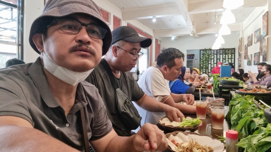 Ayam Goreng Ema Itjih - Pakuan Erlian Junaidi, 1. Ayam Goreng Aroma 7, 2. Ayam Cipo Gunungbatu, 3. Bebek & Ayam Goreng Pak Ndut, 4. Ayam Goreng Ardhita, 5. Ayam Goreng Warung Doyong 1, 6. Ayam Goreng Ema Itjih – Pakuan, 7. Ayam Goreng Fatmawati Sawojajar, 8. Ayam Geprek Istimewa, 9. Ayam Capres Cabe Ijo, 10. Ayam Goreng Maulagie, 11. Ayam Goreng Trolok, 12. Ayam Goreng Mang Upi, 13. Warung Lalagung, 14. Kandang Ayam Galau, 15. Ayam Goreng Padaloma, 16. Resto Ayam Pakuan