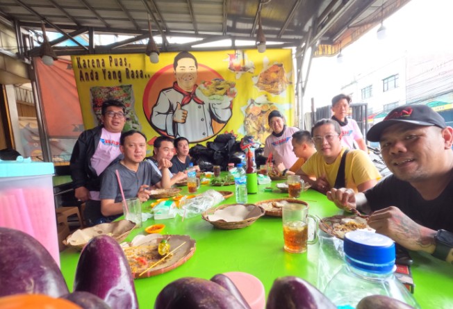 Ayam Goreng Trolok H P, 1. Ayam Goreng Aroma 7, 2. Ayam Cipo Gunungbatu, 3. Bebek & Ayam Goreng Pak Ndut, 4. Ayam Goreng Ardhita, 5. Ayam Goreng Warung Doyong 1, 6. Ayam Goreng Ema Itjih – Pakuan, 7. Ayam Goreng Fatmawati Sawojajar, 8. Ayam Geprek Istimewa, 9. Ayam Capres Cabe Ijo, 10. Ayam Goreng Maulagie, 11. Ayam Goreng Trolok, 12. Ayam Goreng Mang Upi, 13. Warung Lalagung, 14. Kandang Ayam Galau, 15. Ayam Goreng Padaloma, 16. Resto Ayam Pakuan